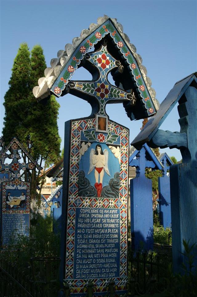 "Zu wenig Kindheit stand mir geschrieben, „Zu wenig Kindheit hat mir das Schicksal geschenkt. Die Eltern hab’ ich dadurch gekränkt. Meine Schwester verlassen, musste ich tun, und ging, darum. Liebe Schwester, solange du lebest Mein Grab, von dem Unkraut, du jätest. Setz Blumen für mich, vergiss meiner nicht, solang’ du am Leben bist. Ich war deine gute Schwester, die konnte nicht bleiben, bei dir, was soll aus mir werden? Ihr sehnt euch jetzt, nach mir, ich musste sterben." 