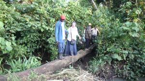 Dank Francis Hilfe meistert auch Schwester Veronika die Fluss++berquerung.