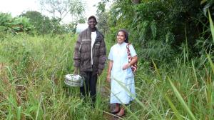 Schwester Isabella und Daniel besuchen regelm+ñ+ƒig die Patienten.