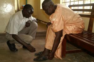 Dr. Kawuma, international bekannter Lepra-Experte.