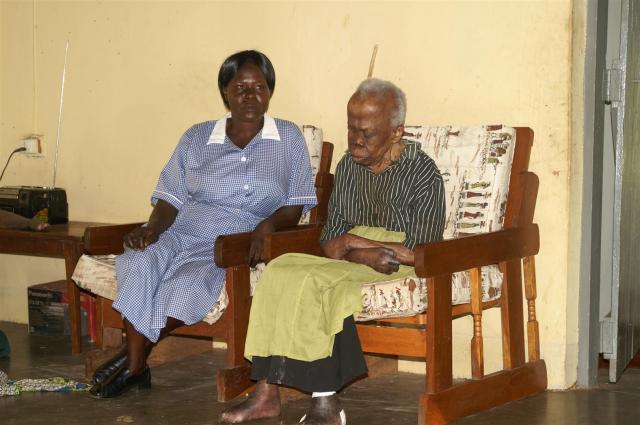 Doreen mit ihrer Betreuerin Florence im Altenheim von Buluba. Foto: Enric Boixadós