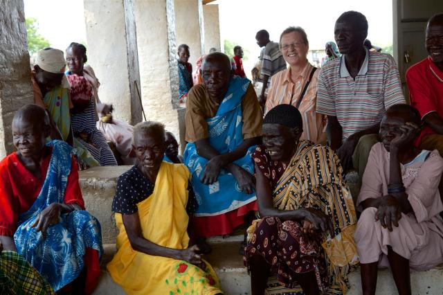 Leonore Küster mit Leprapatienten im Südsudan. Foto: Enric Boixadós