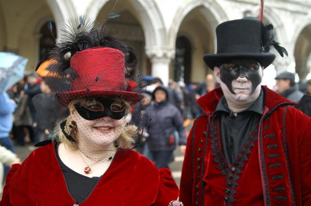 Modedesignerin Ruth und ihr Mann John kommen fast jedes Jahr nach Venedig, um am Kostümwettbewerb teilzunehmen.