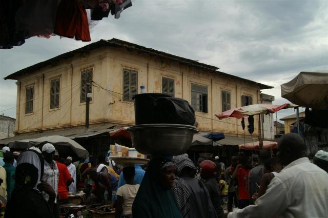 Geschäftiges Treiben in der Rue Commerciale.