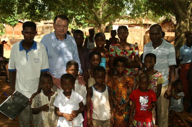 Dr. Jörg Nitschke mit seinen kleinen Patienten.