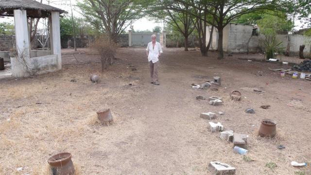 After 13 years our former house in the north of Benin is neglected. Nobody lives here anymore. How sad!