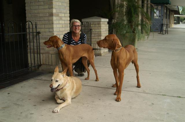 Beim Gassi gehen mit Lexi, Daisy und Wyatt lerne ich New Braunfels kennen! Foto: Enric Boixadós