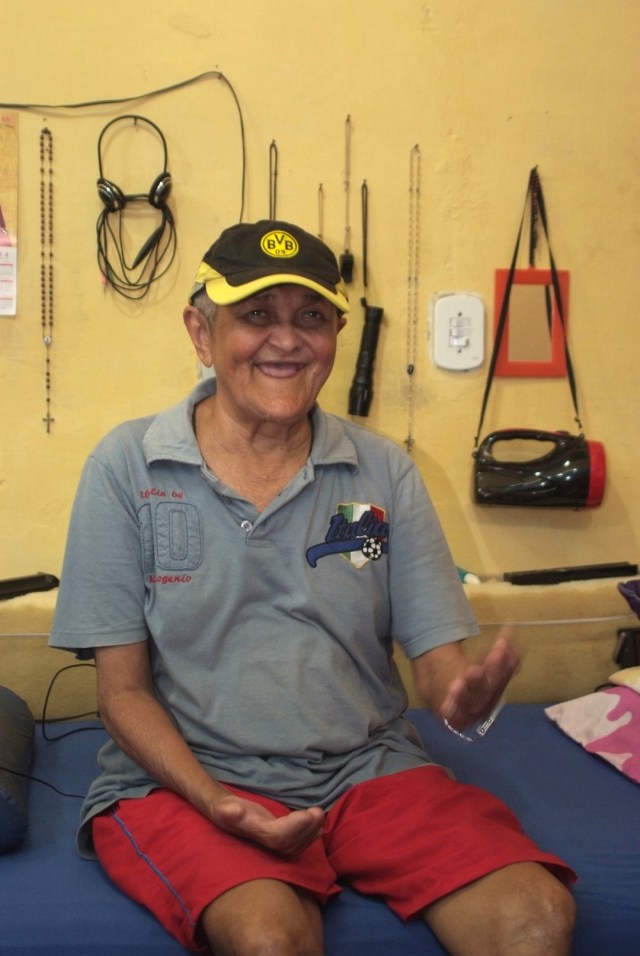 Flavios Hände sind von der Lepra gezeichnet.