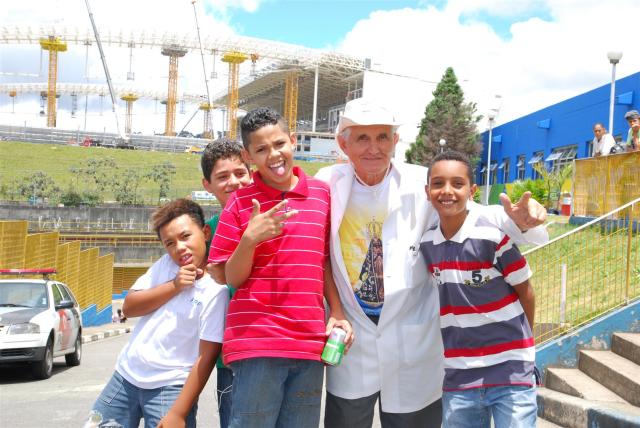 Padre Rosalvino mit seinen Schützlingen.