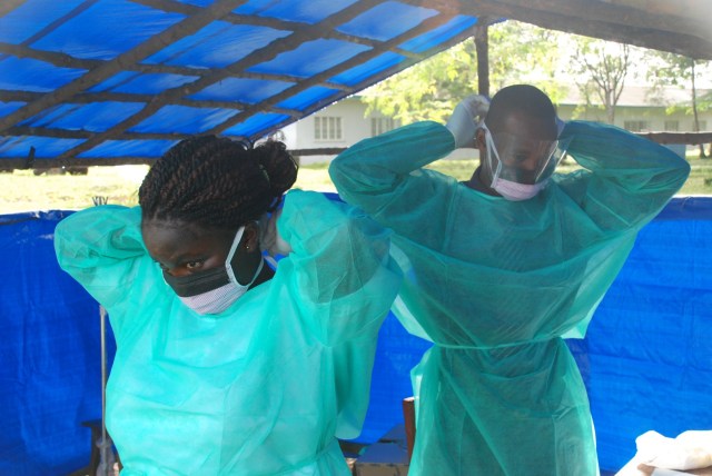 Das Krankenhauspersonal macht sich bereit zum Screening aller ankommenden Patienten.