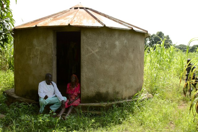 Tereza und Krankenpfleger Thomas vor ihrer Hütte.