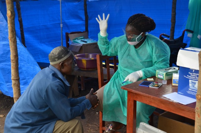 Jeder ankommende Patient wird nach Symptomen befragt.