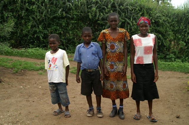 Ritah und Isaac mit Familienangehörigen. Von ihnen handelt die Geschichte.