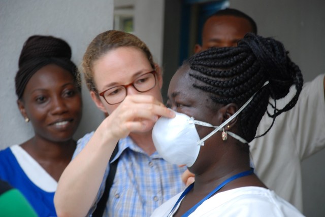 Dr. Eva-Maria Schwienhorst bei ihrem Einsatz in Sierra Leone.