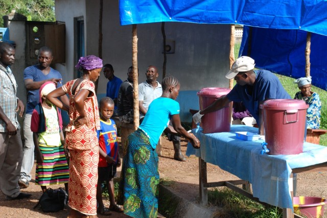 Hygienemaßnahmen durch Chlor-Desinfektion vor dem Krankenhauseingang.