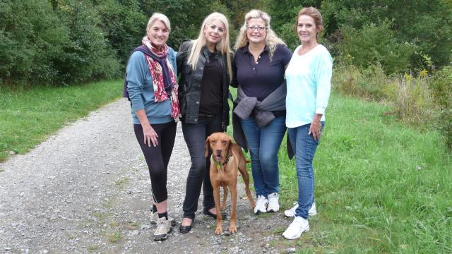 Gaston Vizsla with the girls.