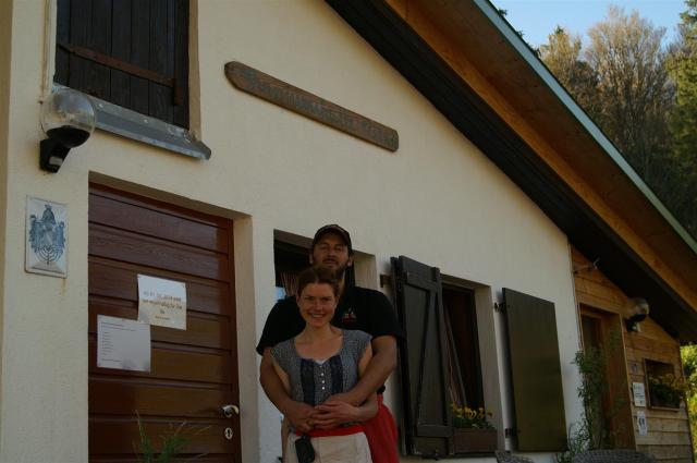 Andrea und Andreas vor ihrem Heu-Hostel.