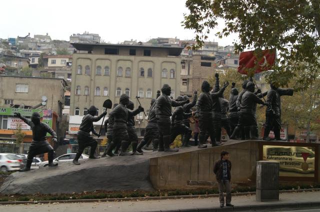Monument, dedicated to the heroes of Kahramanmaraş.