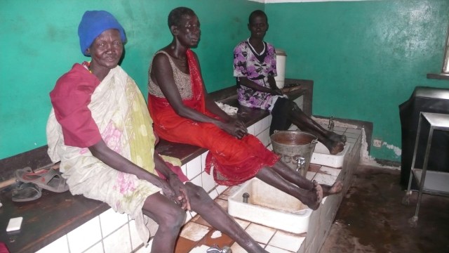 Asceta Milunga, Lepra-Patientin: "Ich hoffe, dass meine Behandlung an Weihnachten abgeschlossen ist und ich nach Hause gehen kann. Schön wäre ein eigener kleiner Laden, mit dem ich meinen Lebensunterhalt verdiene.“