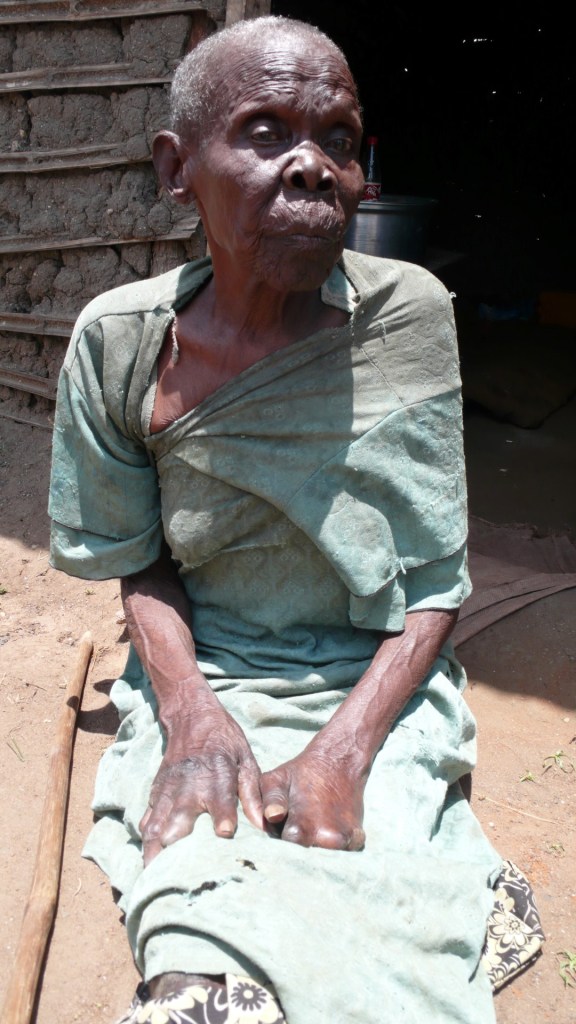 Katharina Kumi, 70 Jahre, ehemalige Leprapatientin: "Ich wünsche mir für mein Haus eine Latrine. Meine Notdurft verrichte ich in der Hütte in Behälter, und die Kinder entsorgen sie dann draußen. Das gefällt mir nicht.“