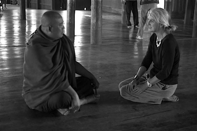 Das Jahr begann in Myanmar. Begegnung mit einem Mönch./My year started in Myanmar. Talk with a monk.