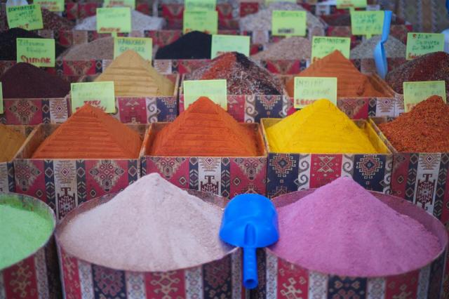 Farbenpracht im Basar./Spices at the Bazar.