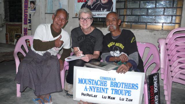 Mit den Moustache Brothers in Mandalay/Myanmar nach einer Vorführung./Meeting the Moustache Brothers in Mandalay after their performance.