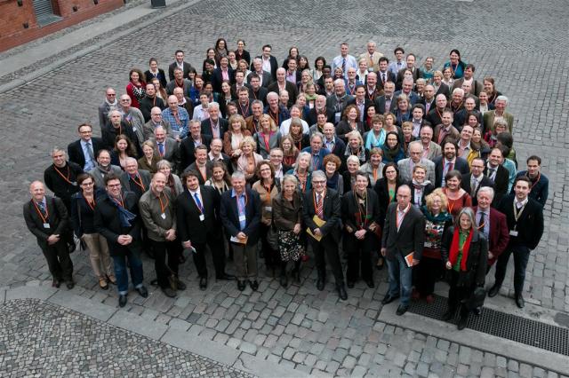 Ich treffe bekannte Gesichter beim Wahlbeobachter-Tag in Berlin./Meeting some colleagues at the Election Observer Day in Berlin.