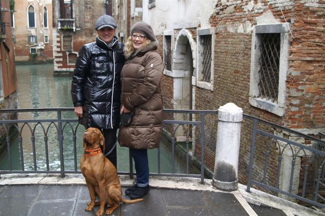 Zum ersten Mal treffe ich in Venedig meine spätere Blog-Partnerin Mariella mit Mina./For the first time I met in Venice my Blog partner Mariella with her doggie Mina.