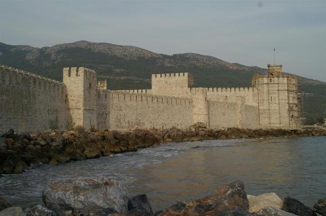 Entlang der türkischen Südküste. Kreuzritterburg in Anamur./Along the Turkish Southern Coast. Crusader Castle in Anamur.