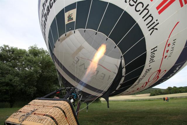 03 Dadurch wird der Ballon nach dem archimedischen Prinzip „leichter als Luft“. (Large)