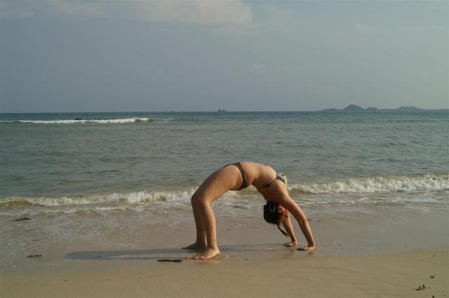 Die Schweizerin Daniela macht Yoga am Strand.