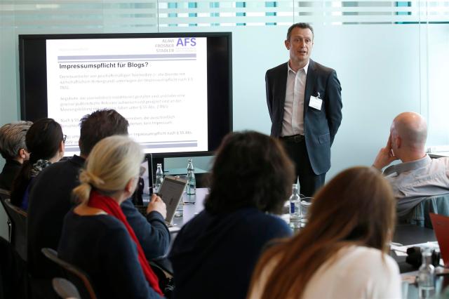 Thomas erzählt über juristische Fallstricke, in die Blogger tappen können.