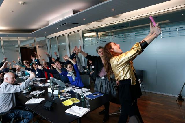 Mode-Ikone Riccardo Simonetti und die Teilnehmer des Blogcamps: "Bitte recht freundlich! Und jetzt alle mal die Hände hoch und winken!"