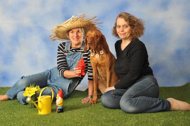 Here she is: Photographer Inge (right)!