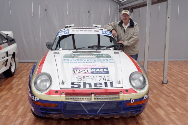 Das Treffen von zwei Legenden: Der schwedische Rallyefahrer Björn Waldegard ("Walle", gestorben 2014) und der Porsche 959. Foto: Porsche.