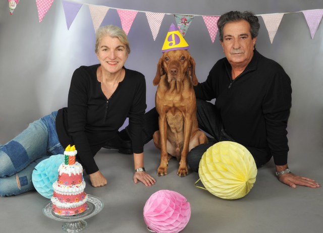 Das offizielle Geburtstagsfoto mit Frauchen und Herrchen. 