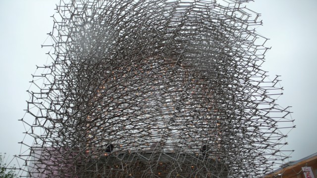 Vor dem britischen Pavillon: Ein riesiger elektronischer Bienenkorb.