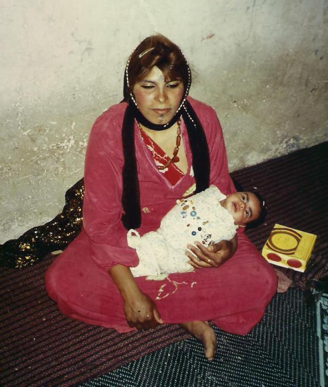 Eine Beduinen-Mutter mit ihrem Neugeborenen.