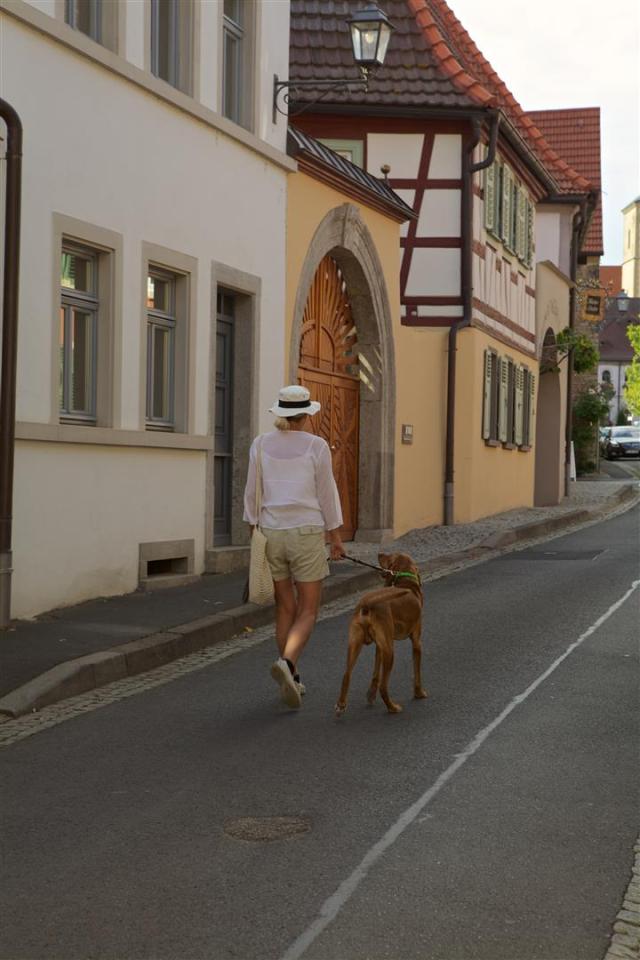 We are in Sommerach. Enjoy with us the stroll through the village. In Part II you will even discover more. Soon!